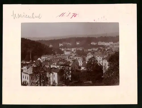 Fotografie Brück & Sohn Meissen, Ansicht Marienbad, Blick über die Dächer auf die Wohnhäuser der Stadt