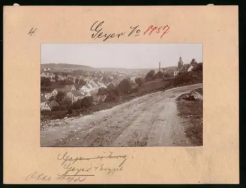 Fotografie Brück & Sohn Meissen, Ansicht Geyer, Strassenpartie mit Blick auf den Ort, Kirche