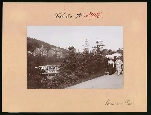 Fotografie Brück & Sohn Meissen, Ansicht Bad Elster, Partie am See mit Blick auf die Villen, Damen beim Flanieren