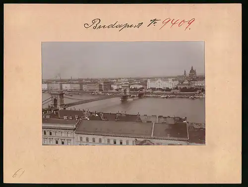 Fotografie Brück & Sohn Meissen, Ansicht Budapest, Blick über die Donau mit Kettenbrücke auf die Stadt