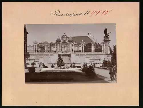 Fotografie Brück & Sohn Meissen, Ansicht Budapest, Blick in den Burggarten mit Turul