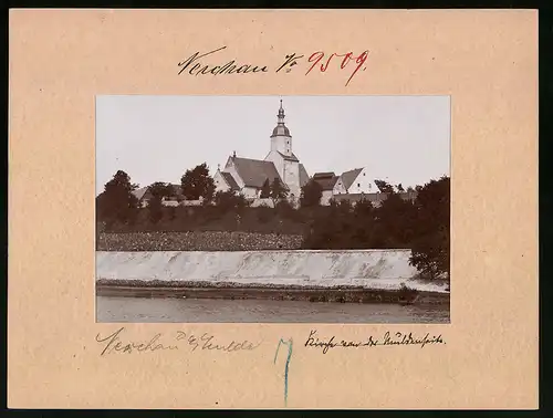Fotografie Brück & Sohn Meissen, Ansicht Nerchau a. d. Mulde, Blick von der Mulde auf die Kirche