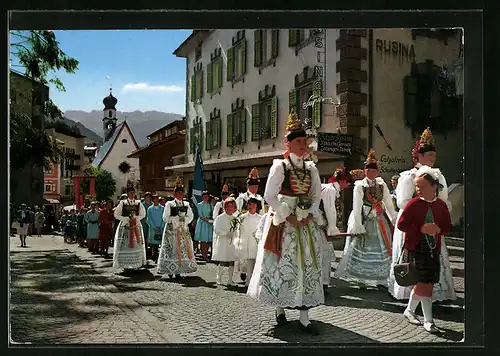 AK Ortisei, Parade des Costumes de la Vallée Gardena