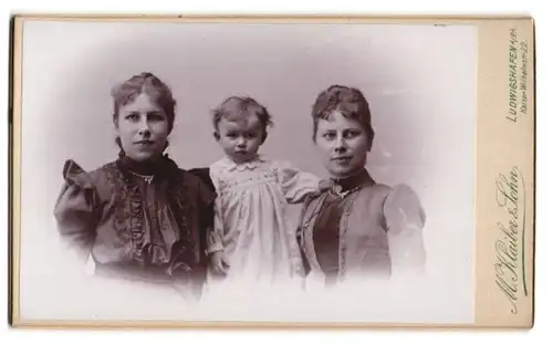 Fotografie M. Klaiber & Sohn, Ludwigshafen a. Rh., Mutter und Schwester mit ihrem Kind im Atelier, Mutterglück