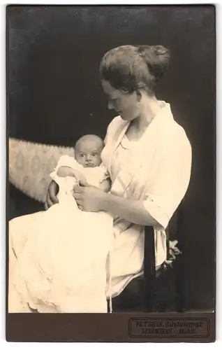 Fotografie Fr. Thiele, Schönberg i. Mecklb., junge Mutter mit ihren Kleinkind im Arm, Mutterglück