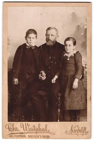 Fotografie Chr. Westphal, Niebüll, Vater mit seinen beiden Kindern im Atlier, Vollbart