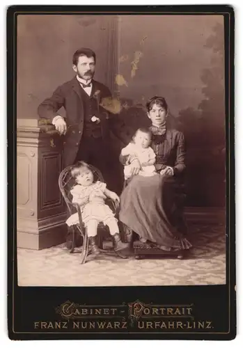 Fotografie Franz Nunwarz, Urfahr-Linz, junge Eltern mit ihren beiden Kindern posieren im Atelier, Mutterglück