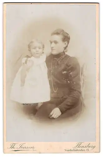 Fotografie Th. Jensen, Flensburg, junge Mutter im dunkeln Kleid mit ihrem Tächterchen im weissen Kleidchen, Mutterglück