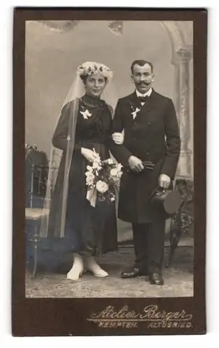 Fotografie Atelier Bergers, Kempten, Brautpaar Resi und Georg Duile im schwarzen Hochzeitskleid und Anzug mit Zylinder