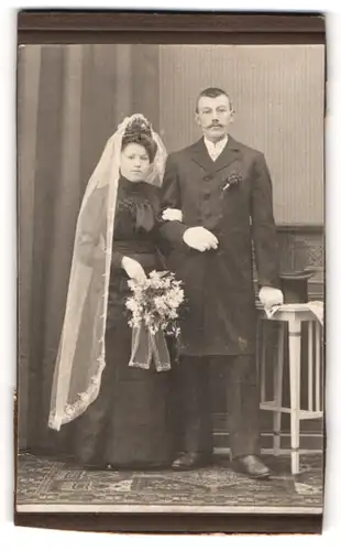 Fotografie unbekannter Fotograf und Ort, Brautpaar im schwarzen Hochzeitskleid und Anzug mit Zylinder