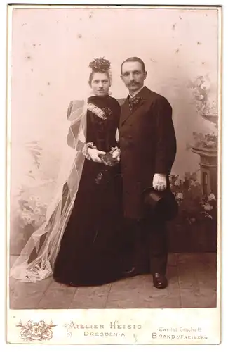 Fotografie Atelier Heisig, Dresden, sächsisches Hochzeitspaar im schwarzen Kleid und Anzug mit Zylinder