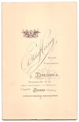 Fotografie Atelier Heisig, Dresden, sächsisches Hochzeitspaar im schwarzen Kleid und Anzug mit Zylinder