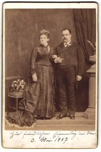 Fotografie unbekannter Fotograf und Ort, älteres Brautpaar im schwarzen Kleid und Anzug posieren, 1887