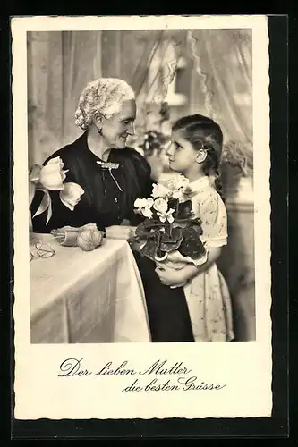 AK Mädchen beschenkt Grossmutter zum Muttertag