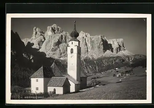 AK Colfosco, Ortsansicht mit Kirche vor der Sellagruppe