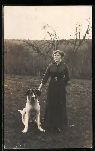 Foto-AK Dame mit ihrem Jagdhund auf einem Feld