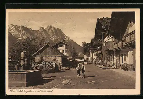 AK Garmisch, Passanten in der Frühlingsstrasse