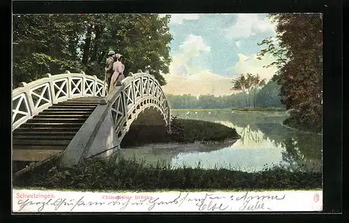 AK Schwetzingen, Spaziergänger auf der chinesischen Brücke