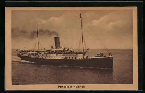 AK Dampfer Prinzessin Heinrich heizt die Kessel an