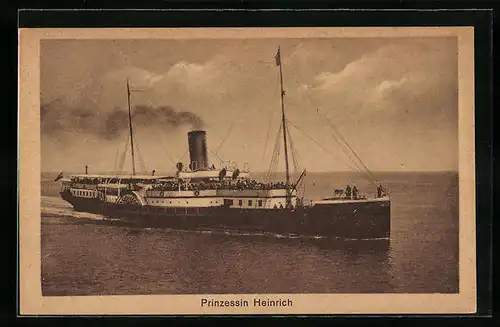 AK Dampfer Prinzessin Heinrich heizt die Kessel an