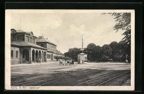AK Kehl a. Rh., Familienfoto am Bahnhof