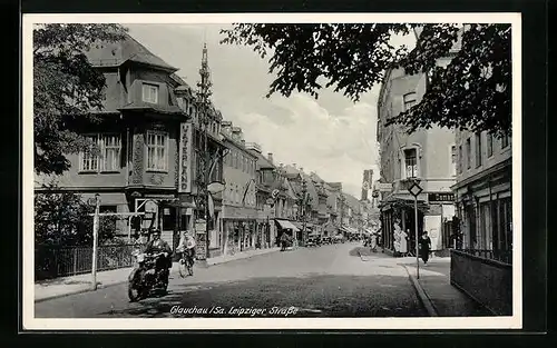 AK Glauchau /Sa., Leipziger Strasse mit Motorrad