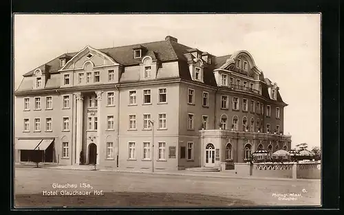 AK Glauchau i. Sa., Hotel Glauchauer Hof mit Strassenpartie