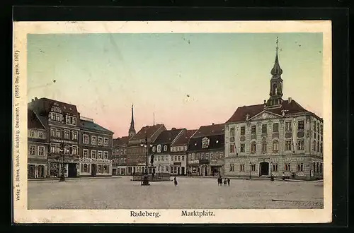 Goldfenster-AK Radeberg, Marktplatz mit Geschäften und Brunnen