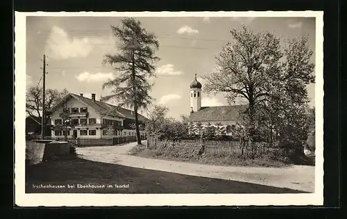 AK Irschenhausen bei Ebenhausen /Isartal, Strassenpartie mit Kirche