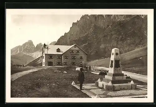AK Pordoijoch, Obelisk und Touristenheim mit Langkofel, Dolomiten