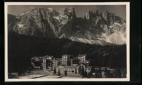 AK Karersee, Karersee-Hotel mit Latemar im Sonnenschein