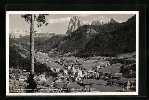 AK Ortisei, Ortsansicht mit Sellagruppe und Sassolungo