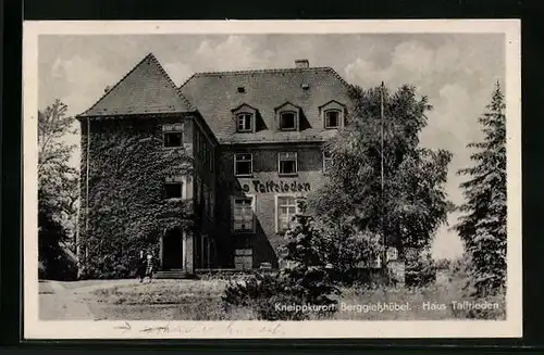 AK Berggiesshübel, Hotel Haus Talfrieden mit Besuchern