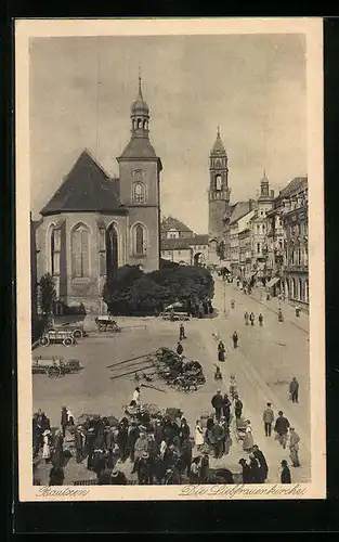 AK Bautzen, Die Liebfrauenkirche mit Passanten