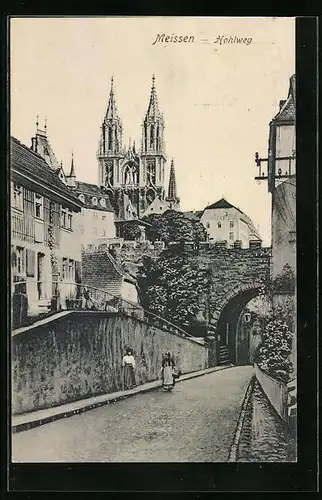 AK Meissen, Strassenblick in den Hohlweg mit Blick zur Kirche