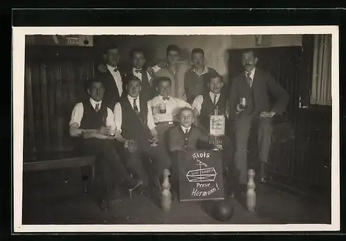Foto-AK Waiblingen, Kegel-Club Gut-Holz 1922, rechts aussen: Eduard Volz