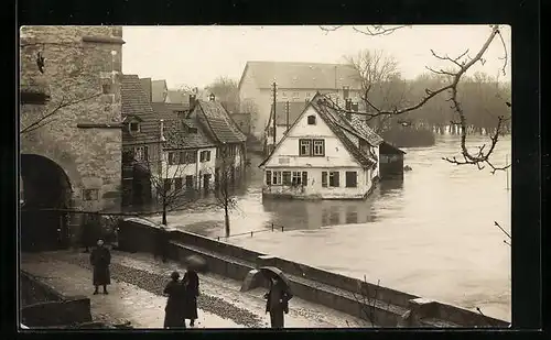 Foto-AK Waiblingen, Überschwemmte Strassenpartie mit Passanten nach dem Hochwasser 1919