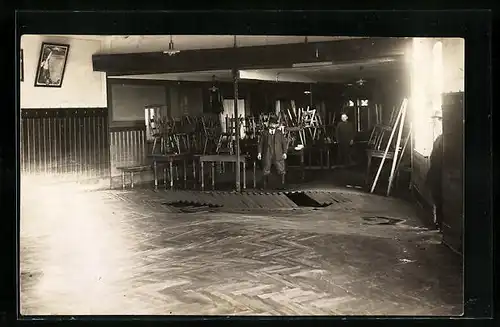Foto-AK Waiblingen, Überschwemmte Turnhalle mit zerstörtem Parkettboden, 1919