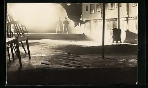 Foto-AK Waiblingen, Überschwemmte Turnhalle mit zerstörtem Parkettboden, 1919