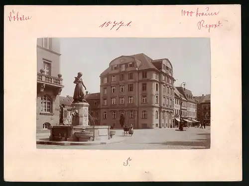 Fotografie Brück & Sohn Meissen, Ansicht Döbeln, Obermarkt mit Ladengeschäften & Brunnen