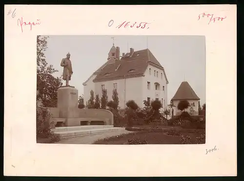 Fotografie Brück & Sohn Meissen, Ansicht Pegau, Amtsgericht und König Albert - Denkmal
