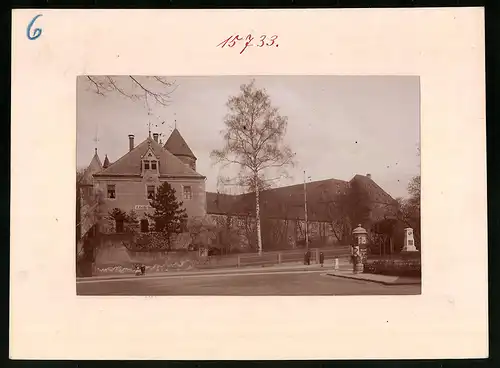 Fotografie Brück & Sohn Meissen, Ansicht Freiberg i. Sa., Schlossplatz mit Schloss Freudenstein, Litfasssäule & Denkmal