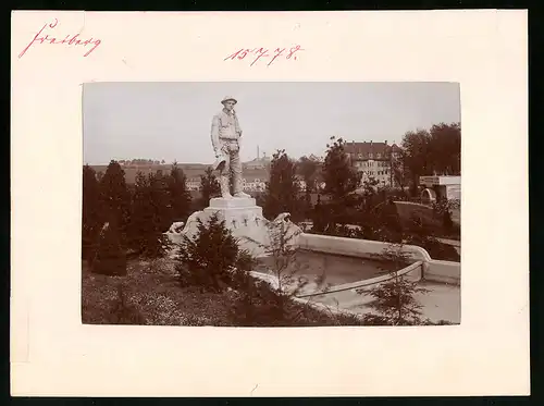 Fotografie Brück & Sohn Meissen, Ansicht Freiberg i. Sa., Teichwiese mit Bergmann-Denkmal