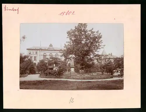 Fotografie Brück & Sohn Meissen, Ansicht Limbach, Kriegerdenkmal und Bürgerschule, Schule, Schulhaus