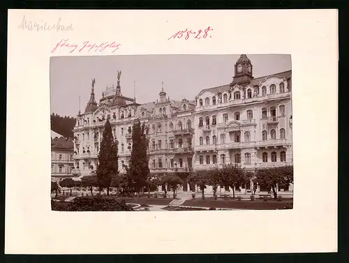 Fotografie Brück & Sohn Meissen, Ansicht Marienbad, Franz-Josefs-Platz mit Gebäudeansicht