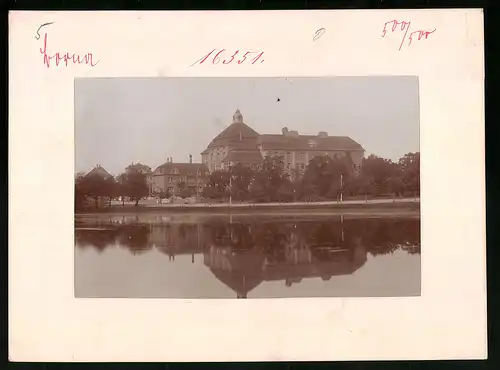 Fotografie Brück & Sohn Meissen, Ansicht Borna, Realgymnasium, Schule, Schulhaus spiegelt sich im Wasser