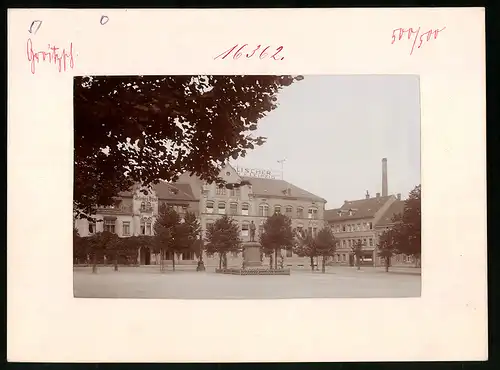 Fotografie Brück & Sohn Meissen, Ansicht Groitzsch, Marktplatz Gasthaus Weisses Ross & Bismarck-Denkmal