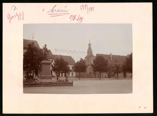 Fotografie Brück & Sohn Meissen, Ansicht Groitzsch, Marktplatz mit Geschäftshaus & Bismarck-Denkmal