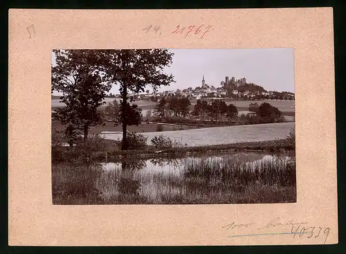 Fotografie Brück & Sohn Meissen, Ansicht Stolpen i. Sa., Blick über die Felder auf den Ort