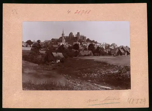 Fotografie Brück & Sohn Meissen, Ansicht Stolpen i. Sa., Teilansicht des Ortes mit Blick zur Burg